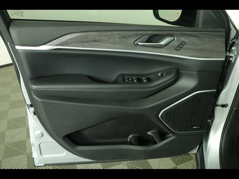 Used 2023 Jeep Grand Cherokee L Limited image 22