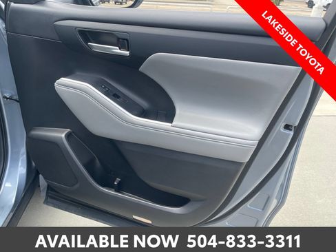 Used 2022 Toyota Highlander XLE FWD image 17