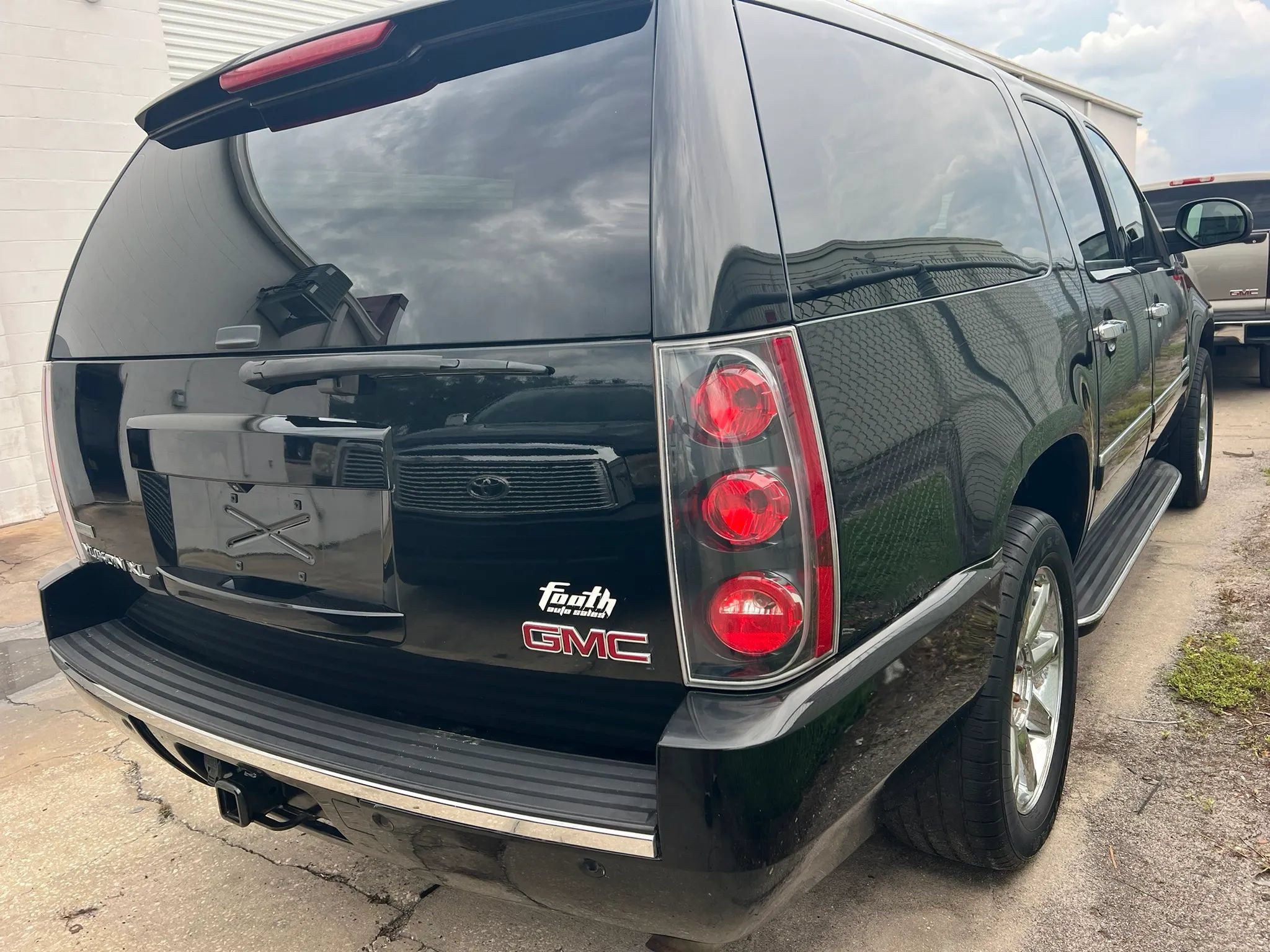 Used 2011 GMC Yukon XL Denali AWD/4WD image 2