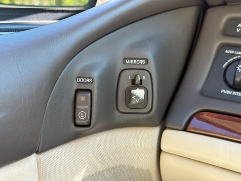Used 1996 Lincoln Town Car Cartier RWD image 18