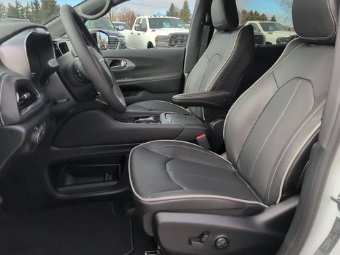 New 2026 Chrysler Pacifica Limited image 14