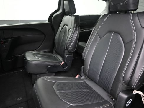 Used 2018 Chrysler Pacifica Touring-L Plus w/ Advanced Safetytec Group FWD image 23