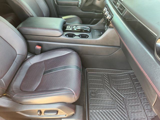 Used 2025 Honda Pilot Black Edition image 13