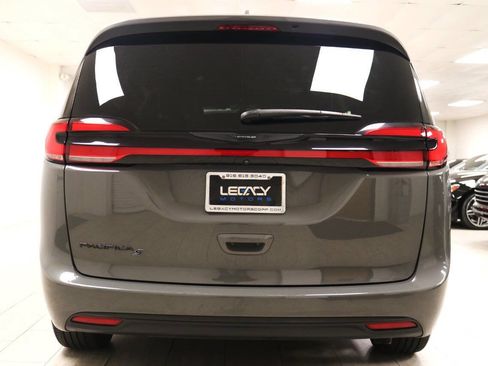 Used 2022 Chrysler Pacifica Touring-L w/ S Appearance Package FWD image 6