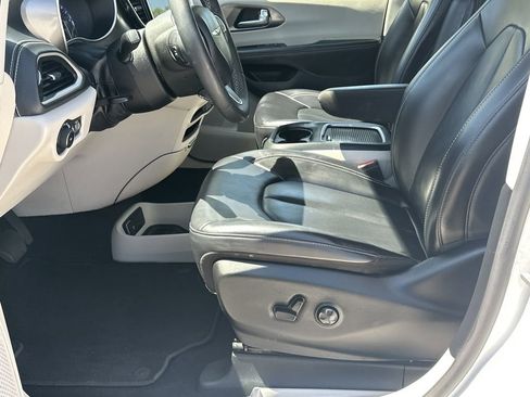 Used 2023 Chrysler Pacifica Touring-L FWD image 9