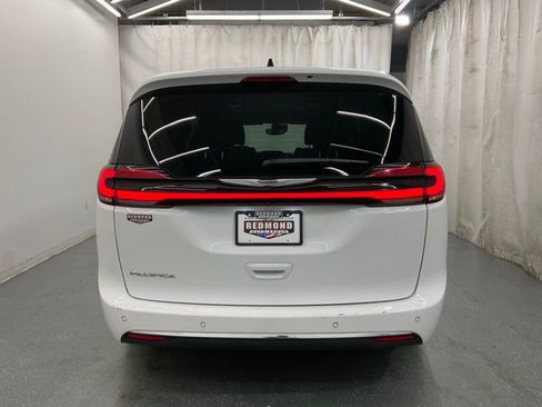 Used 2023 Chrysler Pacifica Touring-L FWD image 6