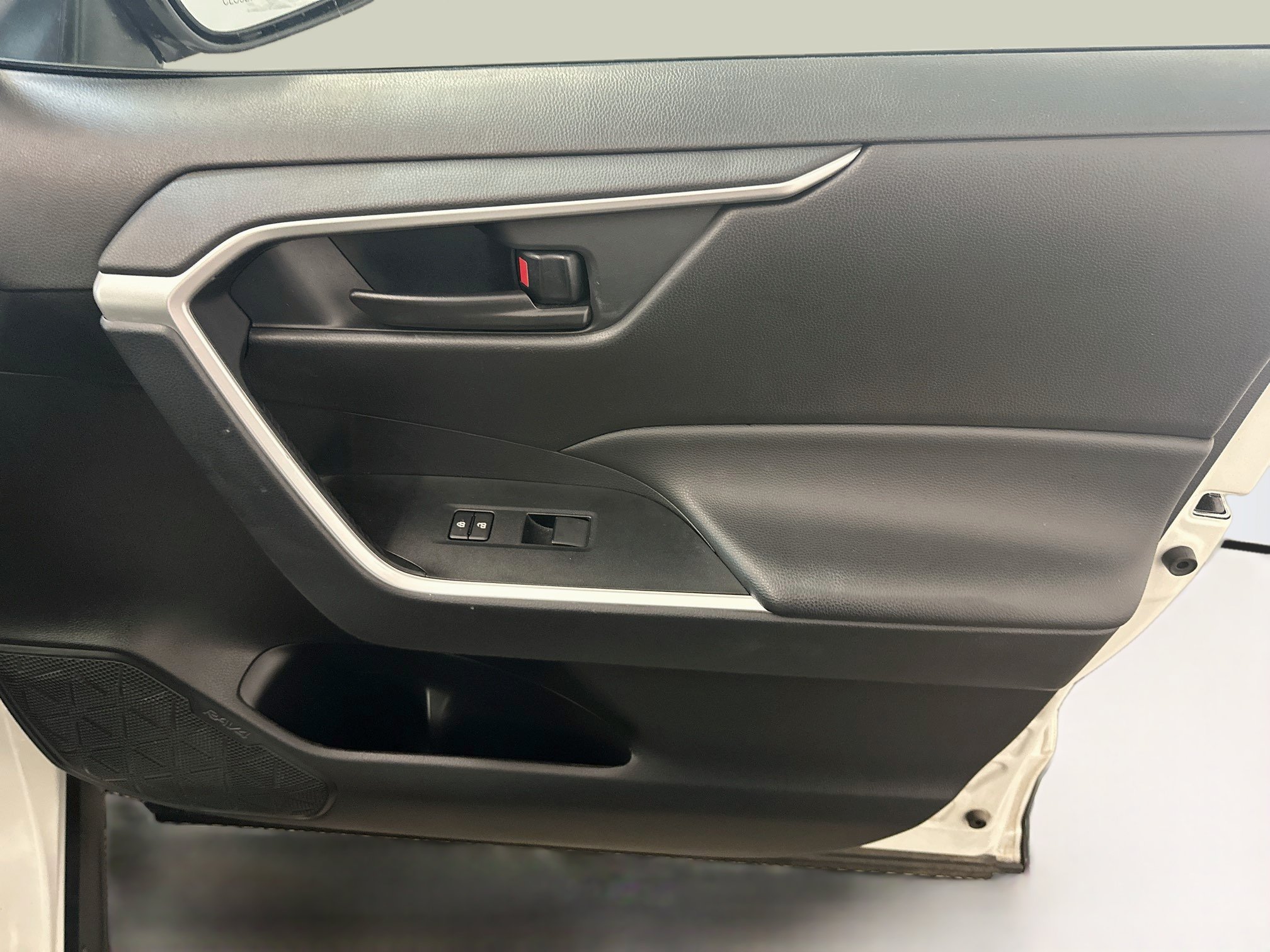 Used 2025 Toyota RAV4 LE AWD/4WD image 33