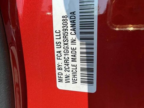 Used 2025 Chrysler Pacifica Limited FWD image 23
