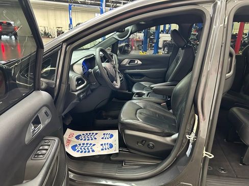 Used 2022 Chrysler Pacifica Touring-L w/ S Appearance Package FWD image 18
