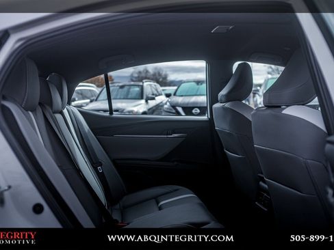Used 2025 Toyota Camry SE image 35