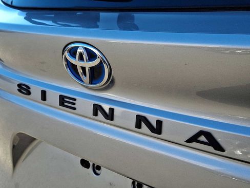 Used 2021 Toyota Sienna LE image 24