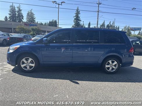 Used 2011 Volkswagen Routan SE image 4