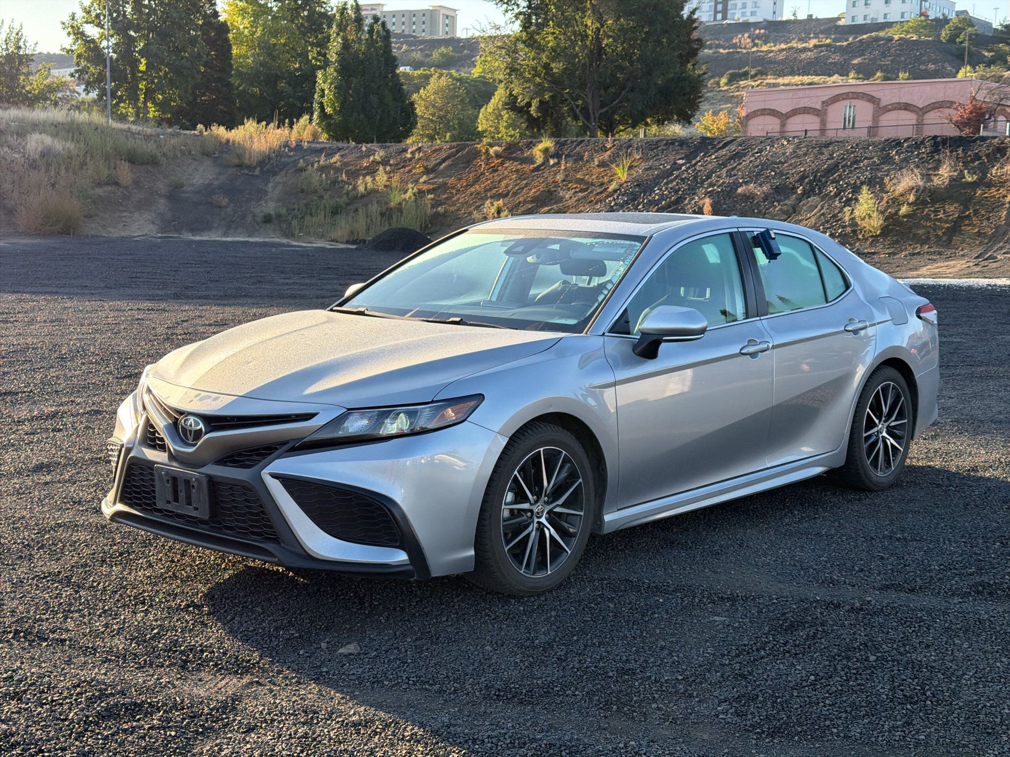 Used 2021 Toyota Camry SE w/ Cold Weather Package FWD image 6