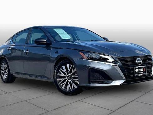 Certified 2025 Nissan Altima 2.5 SV FWD image 3