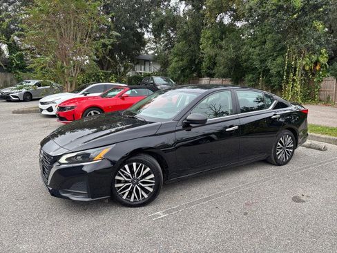 Used 2024 Nissan Altima 2.5 SV image 3