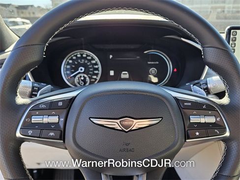 Used 2025 Genesis G70 2.5T image 25
