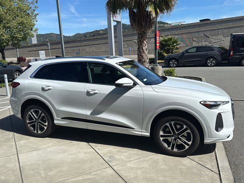 Used 2025 Audi Q5 Premium w/ Convenience Package image 5