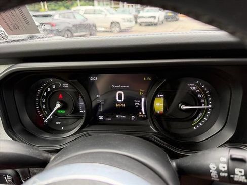 Used 2025 Jeep Wrangler Unlimited Sahara AWD/4WD image 21