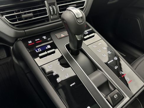 Certified 2025 Porsche Macan image 18