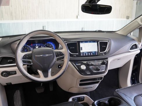 Used 2018 Chrysler Pacifica Limited FWD image 11