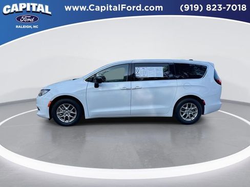 Used 2024 Chrysler Voyager LX image 5