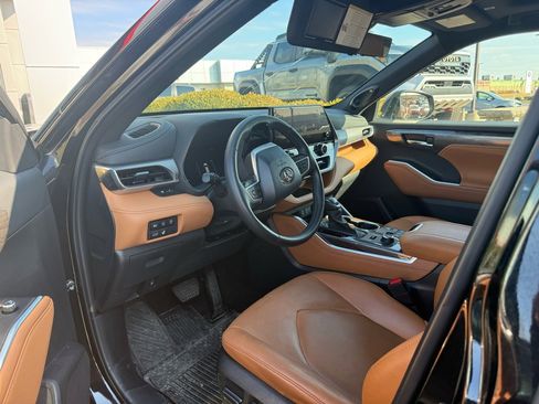 Used 2024 Toyota Highlander Platinum image 11