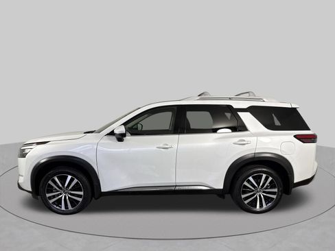 Certified 2025 Nissan Pathfinder Platinum w/ Black Appearance Package AWD/4WD image 34