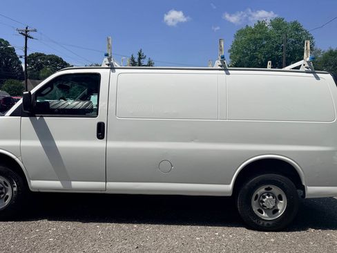 Used 2017 Chevrolet Express 2500 RWD image 3