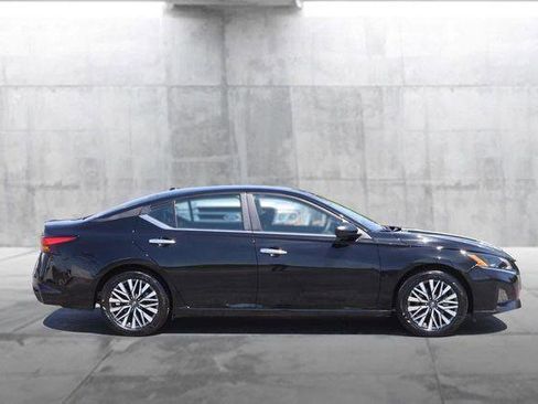 Used 2025 Nissan Altima 2.5 SV FWD image 5