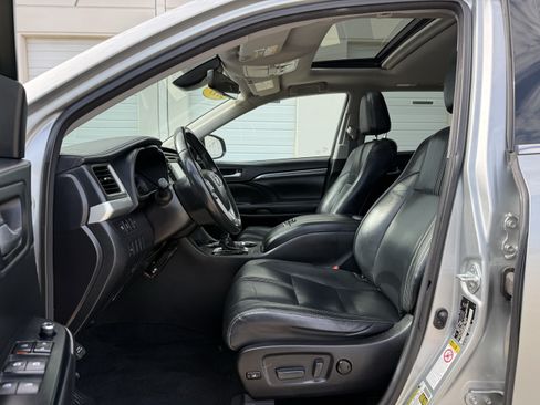 Used 2017 Toyota Highlander SE w/ Carpet Mat Package AWD/4WD image 27