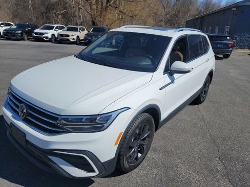 Used 2024 Volkswagen Tiguan SE w/ Panoramic Sunroof Package image 1