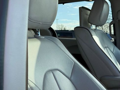 Used 2017 Chrysler Pacifica Limited image 47