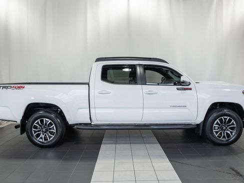 Used 2023 Toyota Tacoma TRD Sport w/ Technology Package AWD/4WD image 3