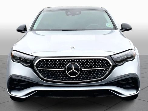Used 2024 Mercedes-Benz E 350 4MATIC Sedan image 3