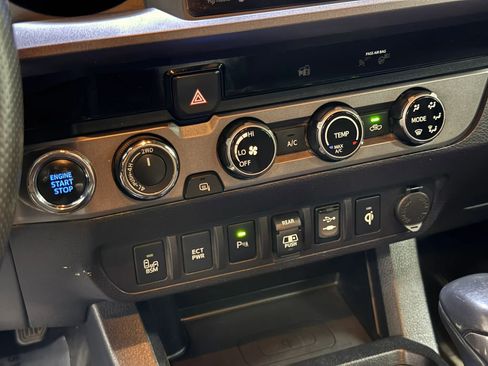 Used 2018 Toyota Tacoma TRD Off-Road w/ Technology Package AWD/4WD image 24