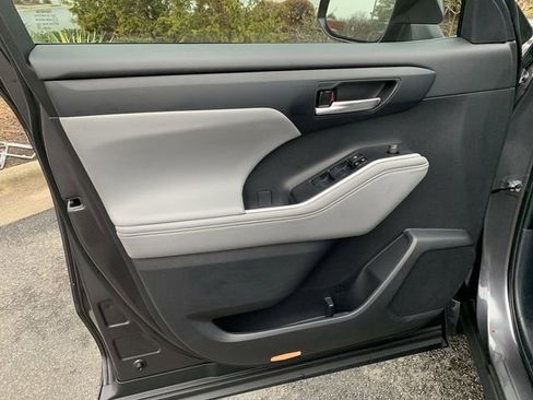 Used 2024 Toyota Highlander XLE image 17