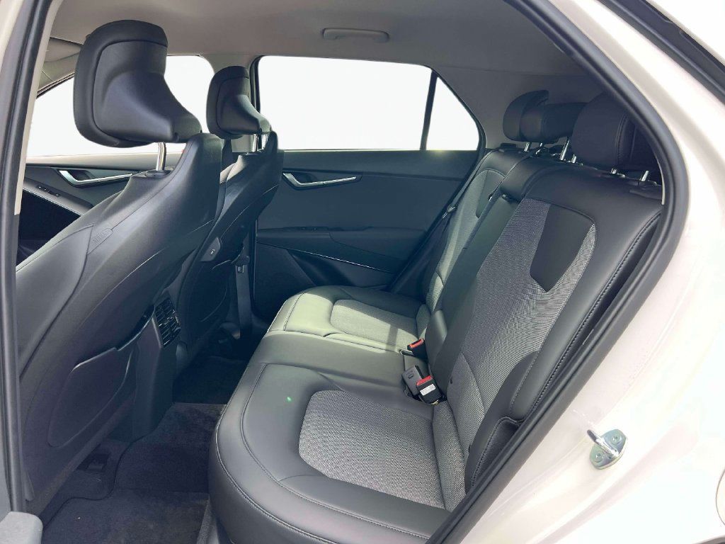 Used 2025 Kia Niro EX w/ EX Cold Weather Package FWD image 11