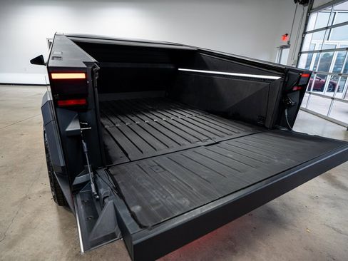 Used 2024 Tesla Cybertruck AWD Crew Cab image 44