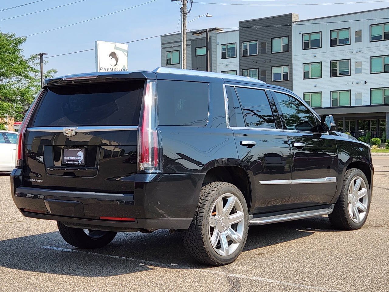 Used 2018 Cadillac Escalade Premium Luxury AWD/4WD image 9