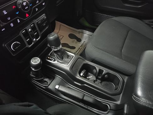 Used 2020 Jeep Wrangler Unlimited Sahara w/ Uconnect 4C Nav & Sound Group AWD/4WD image 27