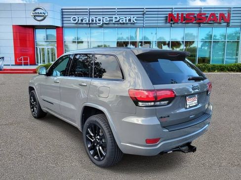Used 2022 Jeep Grand Cherokee Laredo AWD/4WD image 3