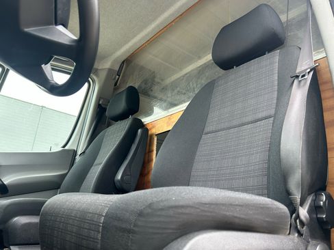 Used 2016 Mercedes-Benz Sprinter 2500 image 9