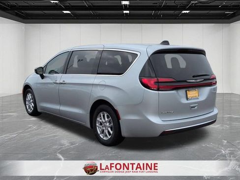 Certified 2024 Chrysler Pacifica Touring-L image 3