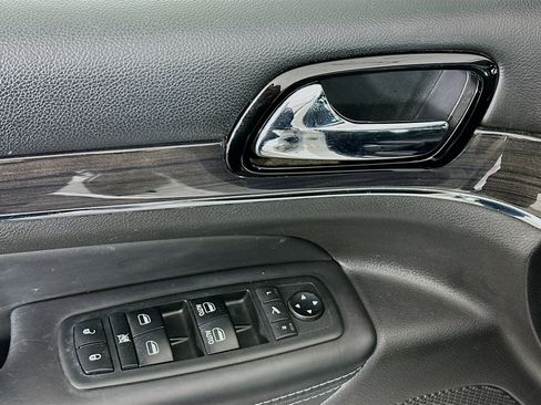 Used 2019 Jeep Grand Cherokee Overland image 15