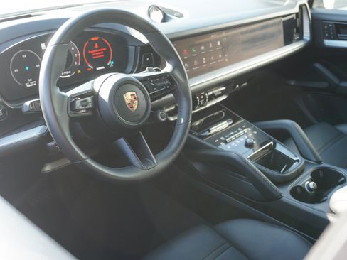 Certified 2025 Porsche Cayenne Coupe AWD/4WD image 4