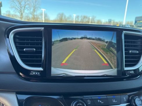 Used 2024 Chrysler Pacifica Touring-L FWD image 41