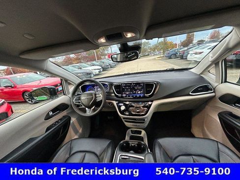 Used 2024 Chrysler Pacifica Touring-L image 31