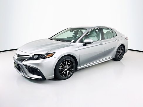 Used 2022 Toyota Camry SE image 3