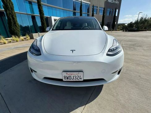 Used 2022 Tesla Model Y Long Range image 2
