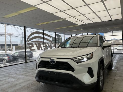 Used 2022 Toyota RAV4 XLE w/ Convenience Package image 3